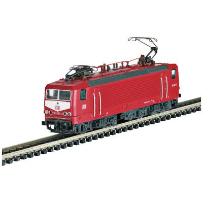 Ein roter Zug der Deutschen Bahn auf Schienen, fotografiert von der Seite. Das Modell zeigt technische Details der Lokomotive.