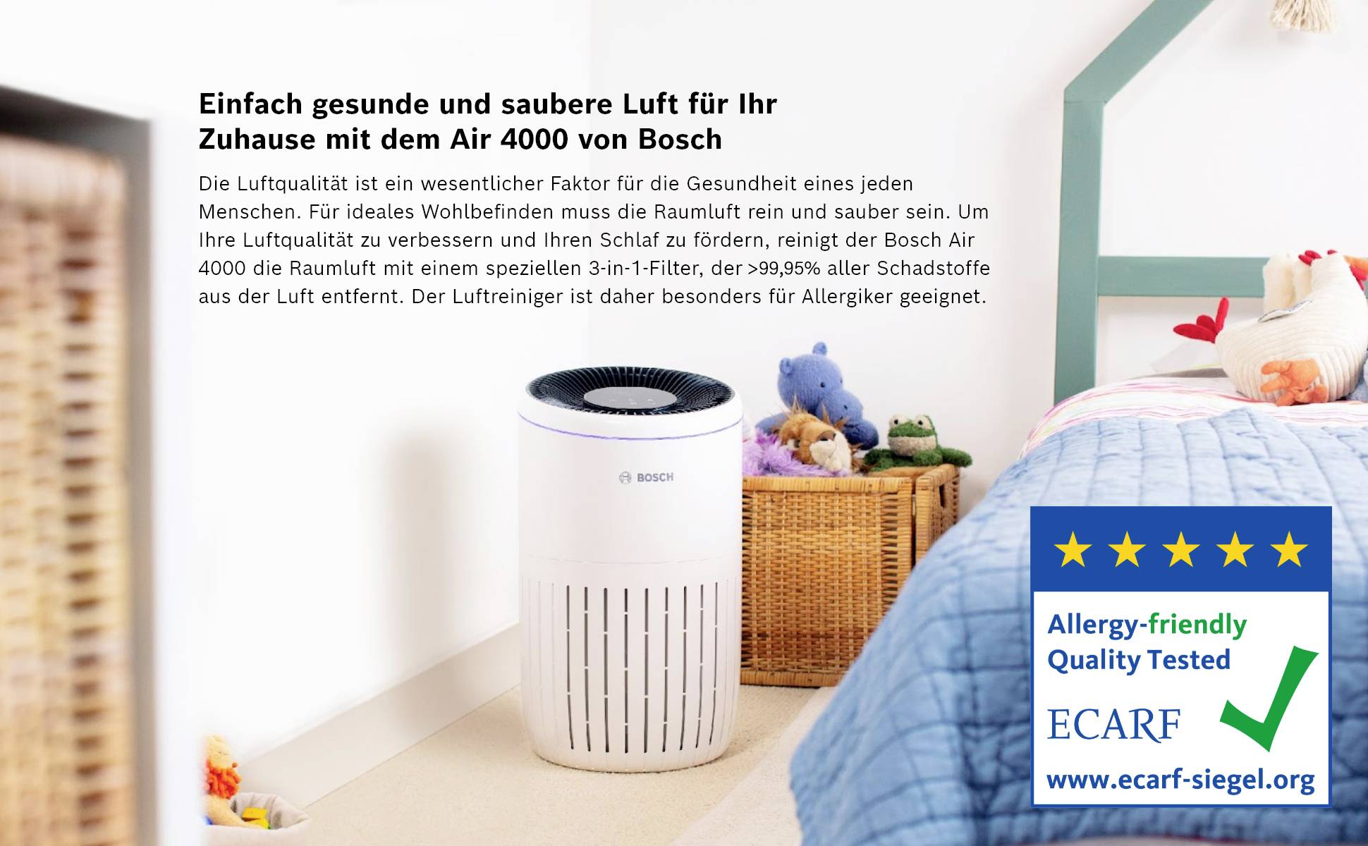 Ein Luftreiniger steht in einem Raum neben einem Bett. Text im Bild betont gesunde Luft mit dem 'Air 4000 von Bosch'. ECARF-Siegel sichtbar.