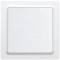 Ein weißer Lichtschalter vor einem weißen Hintergrund. Der Schalter ist viereckig und optisch in die Wand integriert.