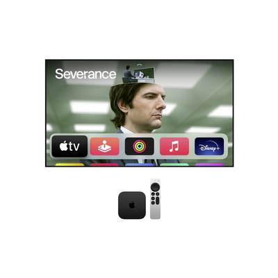 Ein Fernseher zeigt das Interface von Apple TV mit Apps. Im Hintergrund ist ein Bild eines Mannes aus der Serie 'Severance'.