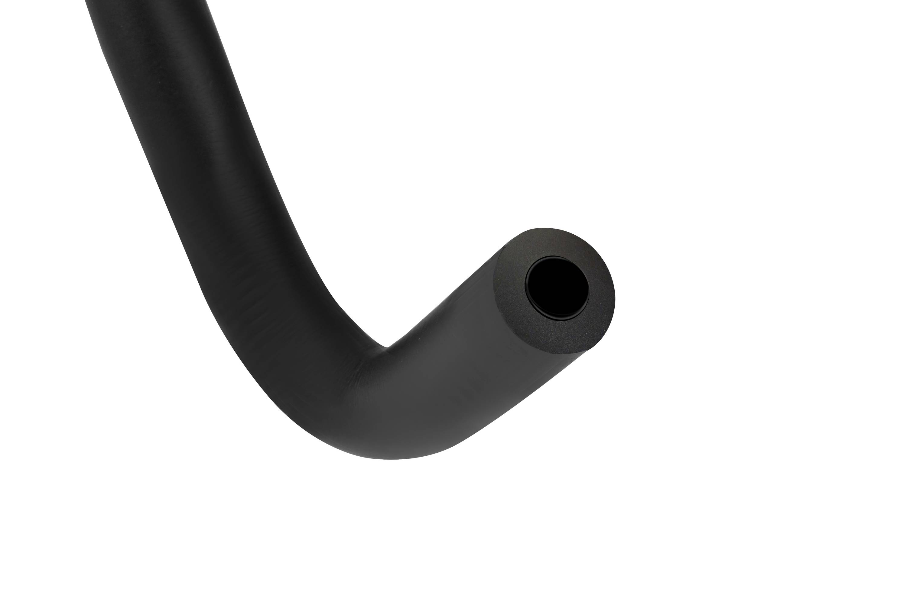 Schwarzer, gebogener Kunststoffschlauch, Endteil im Vordergrund, vor weißem Hintergrund.