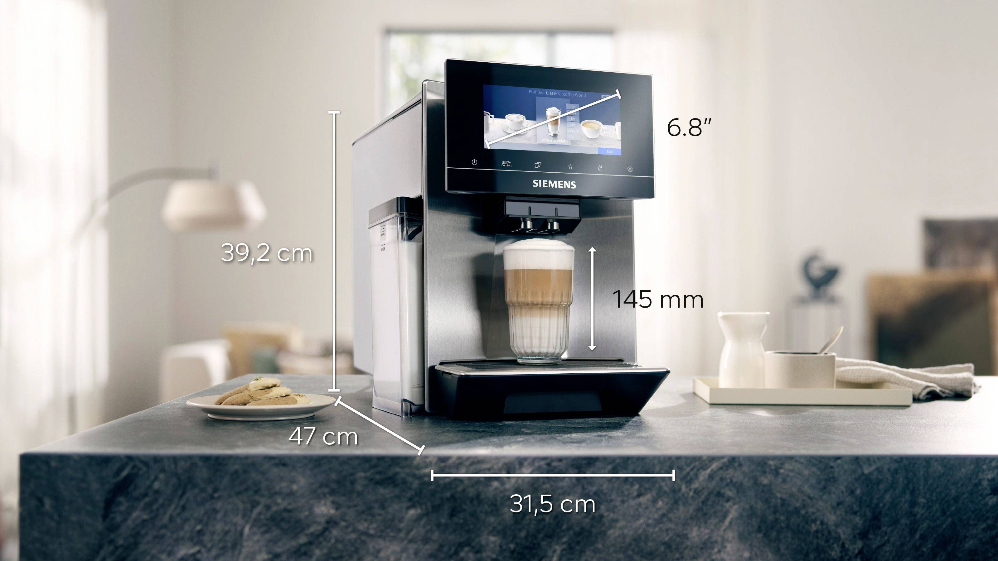 Automatische Kaffeemaschine auf einer Küchenarbeitsplatte. Das Display zeigt Optionen. Größe: 39,2 cm hoch, 47 cm tief, 31,5 cm breit.