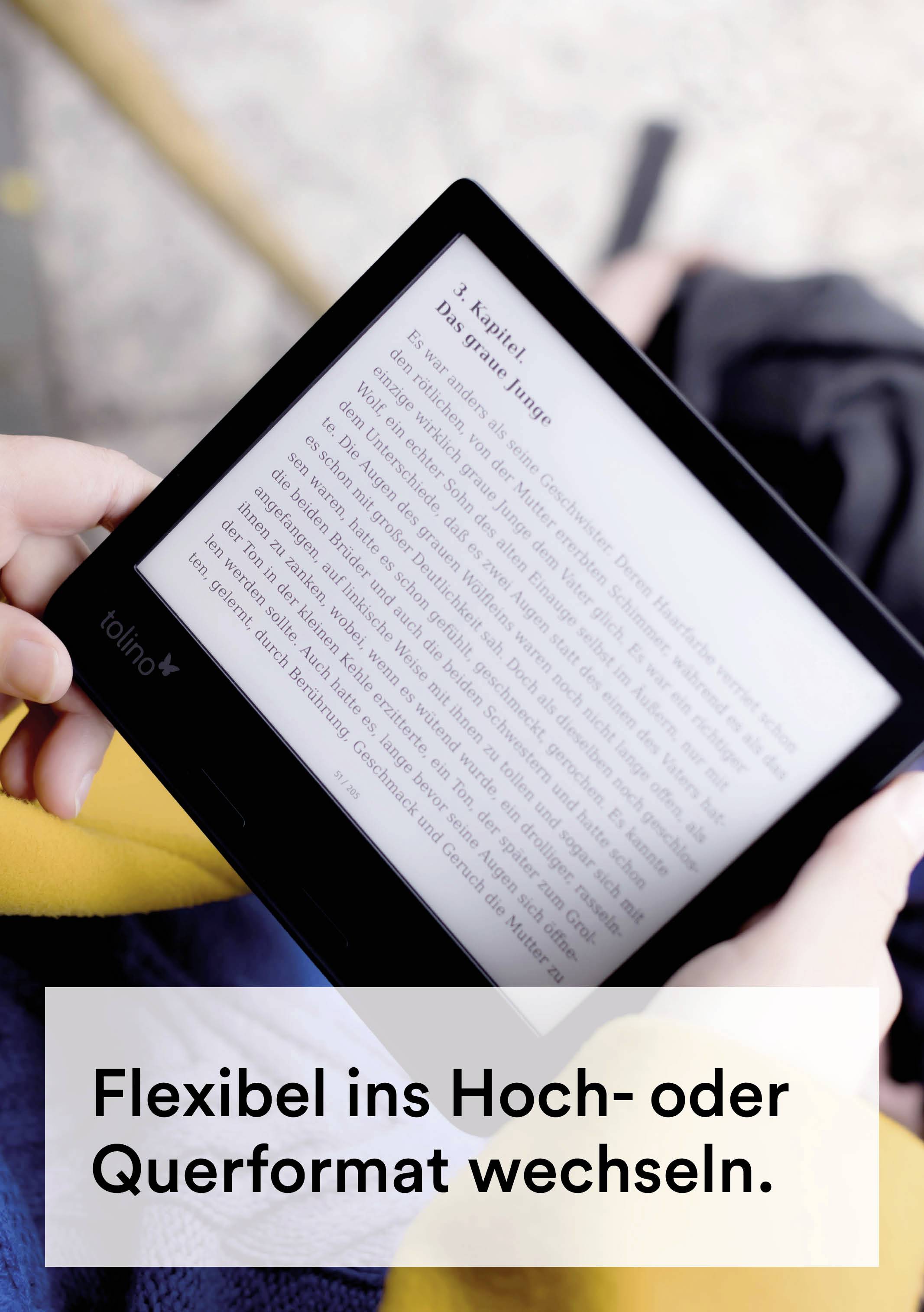 Eine Person hält einen E-Reader, der im Hochformat ein Buch anzeigt. Text im Bild: 'Flexibel ins Hoch- oder Querformat wechseln.'