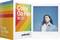 Verpackung von Polaroid Color Go Film neben einem Sofortbild mit einer Person vor blauem Himmel. 16 Sofortfotos pro Packung.
