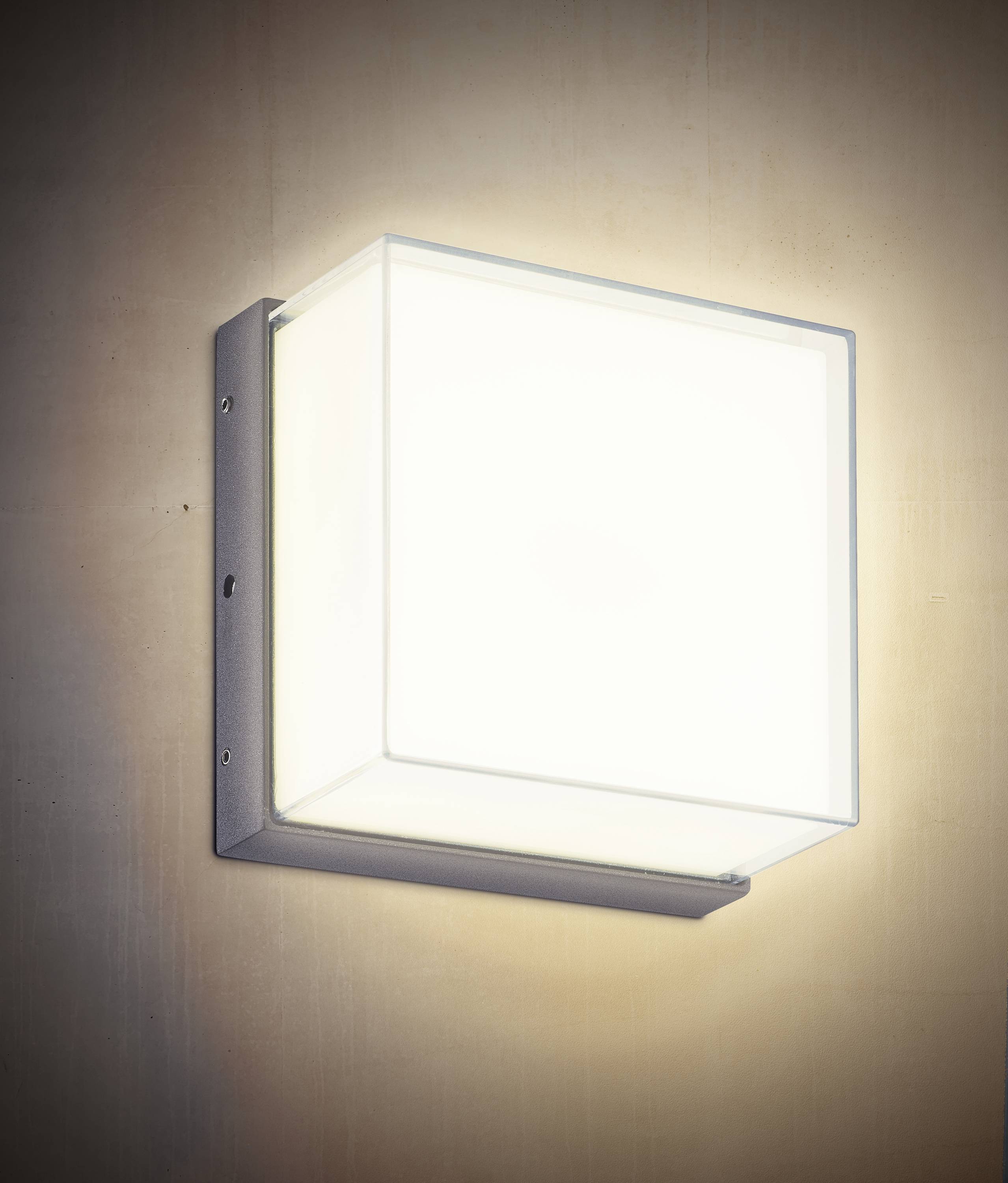 Wandleuchte mit quadratischem, modernem Design und weißem Diffusor, montiert auf einer Wand, spendet warmes, gleichmäßiges Licht.