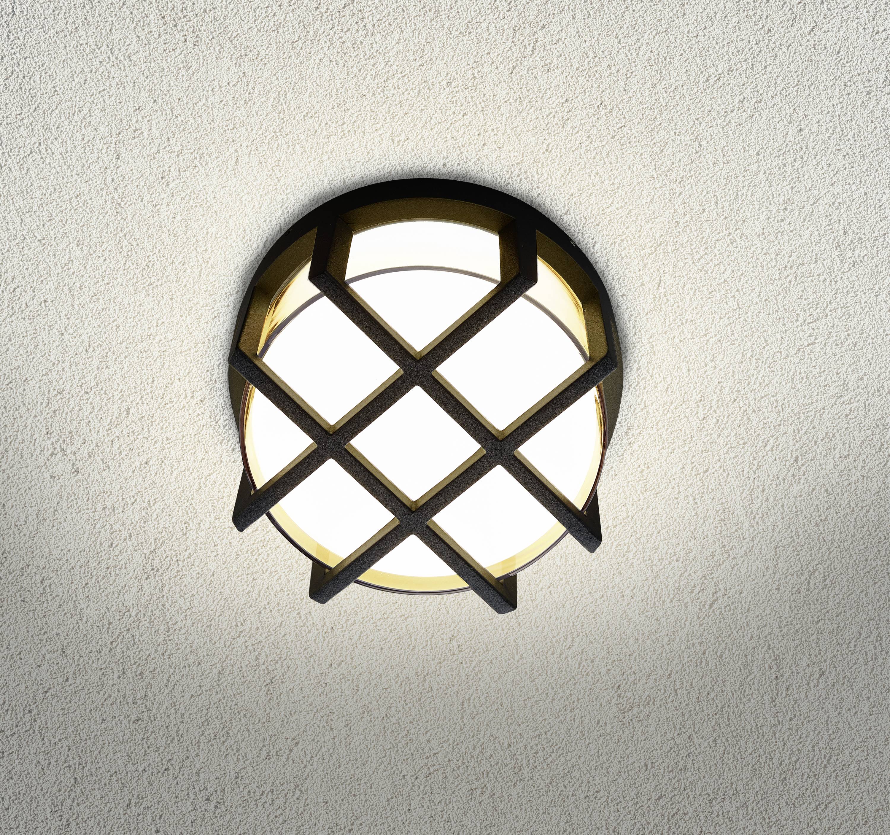 Deckenleuchte mit Gitterdesign an weißer Decke, leuchtet hell.