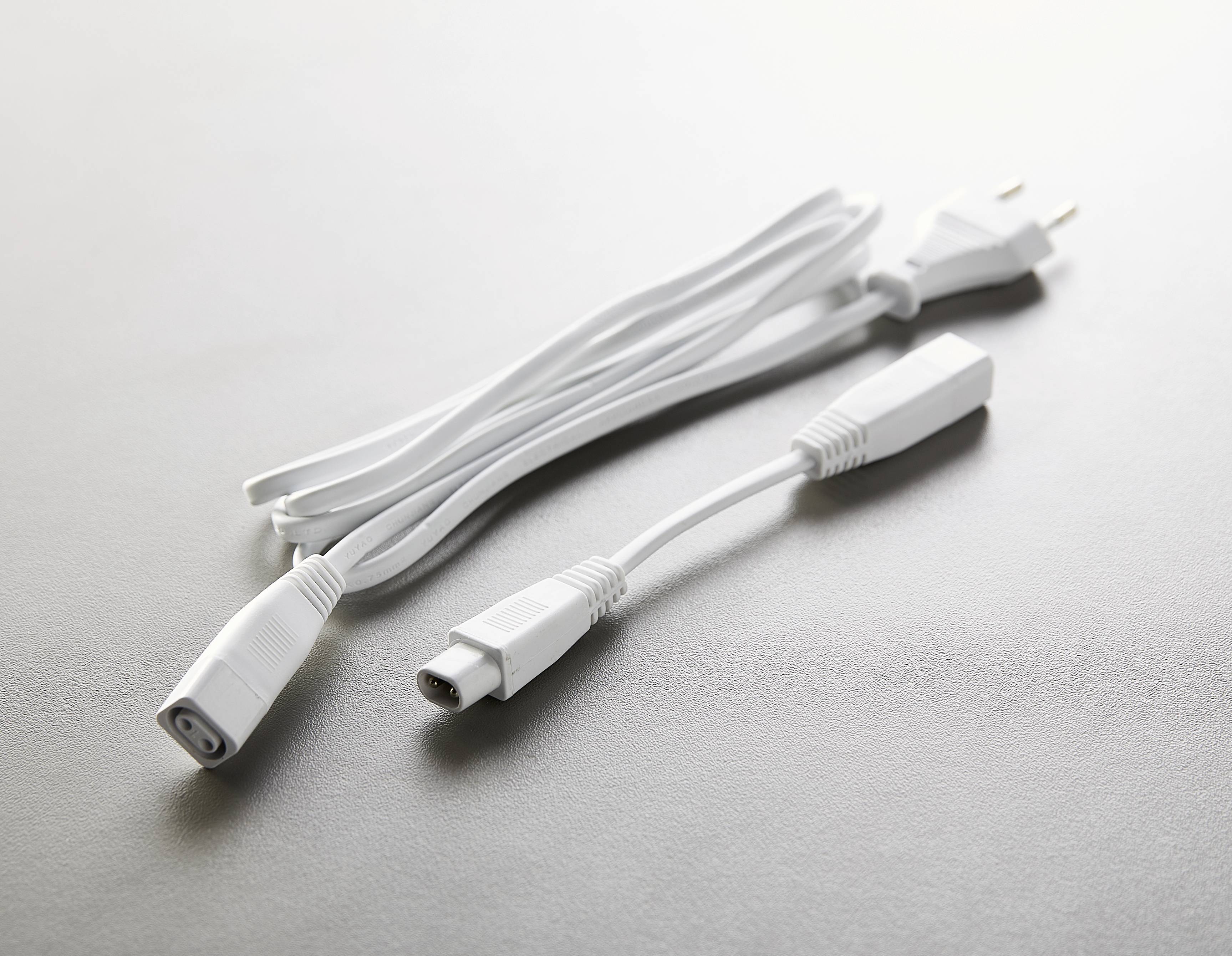 Ein weißes Verlängerungskabel mit Stecker und zwei Kupplungen liegt auf einem grauen Tisch. Ideal für Elektrogeräte-Verbindungen.