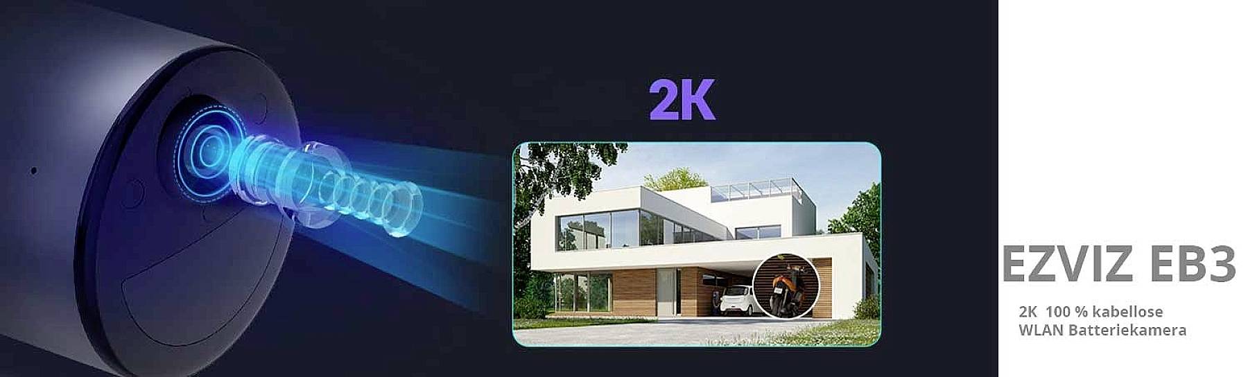 Die Abbildung zeigt eine WLAN-Batteriekamera von EZVIZ mit 2K-Auflösung. Rechts ist ein modernes Haus als Beispiel für die Überwachung.