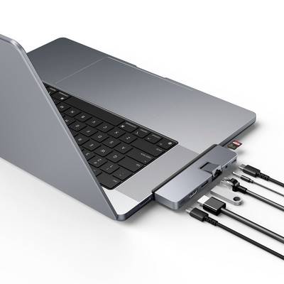 Ein Laptop mit einem verbundenen USB-C-Hub. Der Hub hat mehrere Anschlüsse, darunter HDMI, USB-A und Kartenleser, und verbindet externe Kabel.