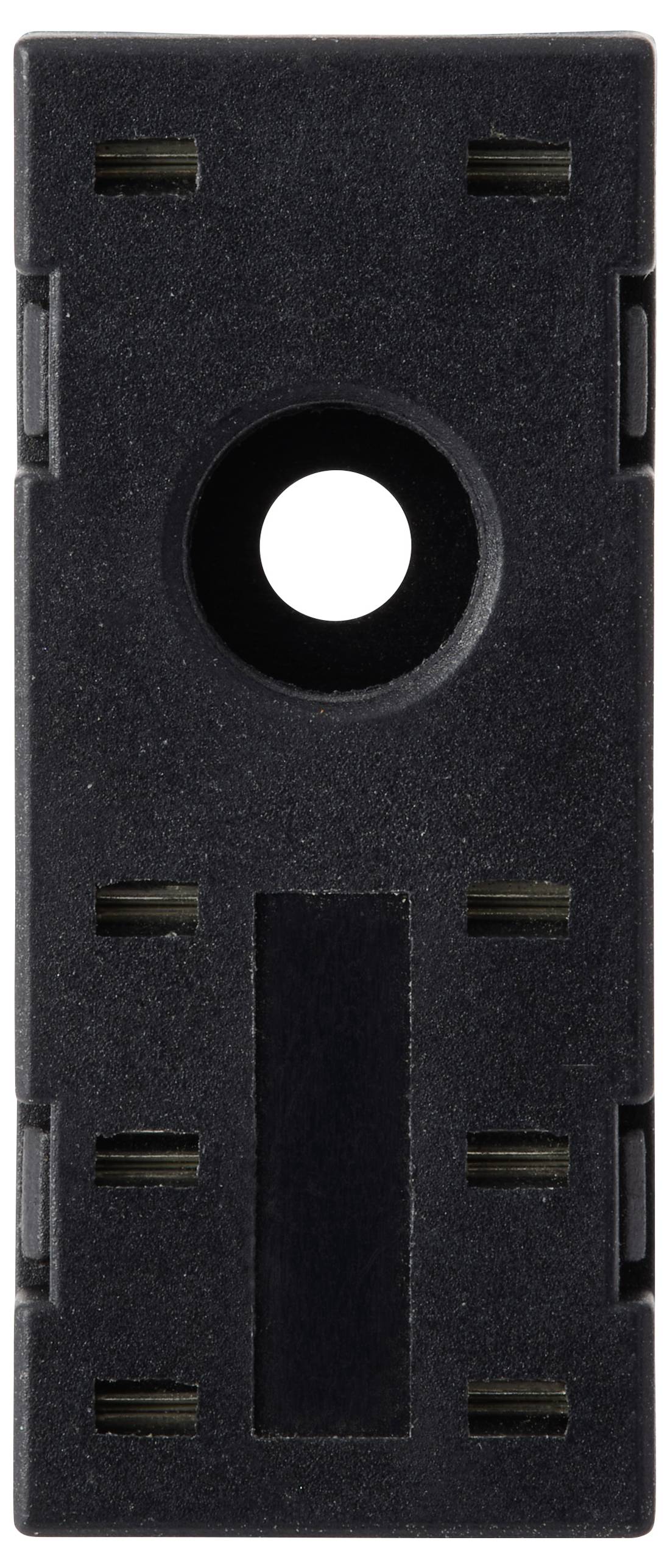 Eine schwarze elektrische Steckdoseneinheit mit einem zentralen runden Loch und mehreren rechteckigen Schlitzen, konzipiert für verschiedene Steckertypen.