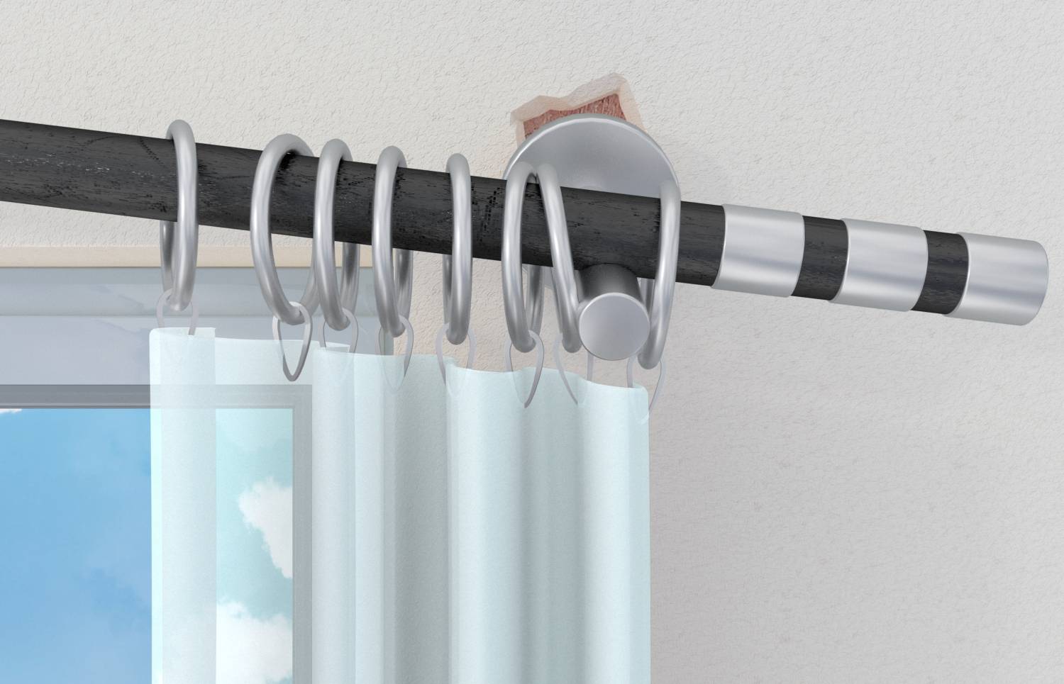 Ein Vorhang hängt an einer silber-schwarz gestreiften Gardinenstange neben einem Fenster. Draußen sind blauer Himmel und Wolken sichtbar.