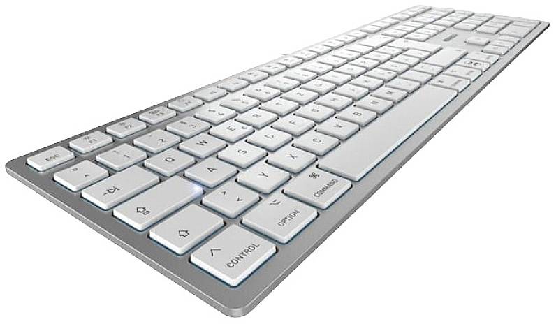 Eine schräg fotografierte, moderne silberne Tastatur mit weißen Tasten, die für Computersteuerung verwendet wird.