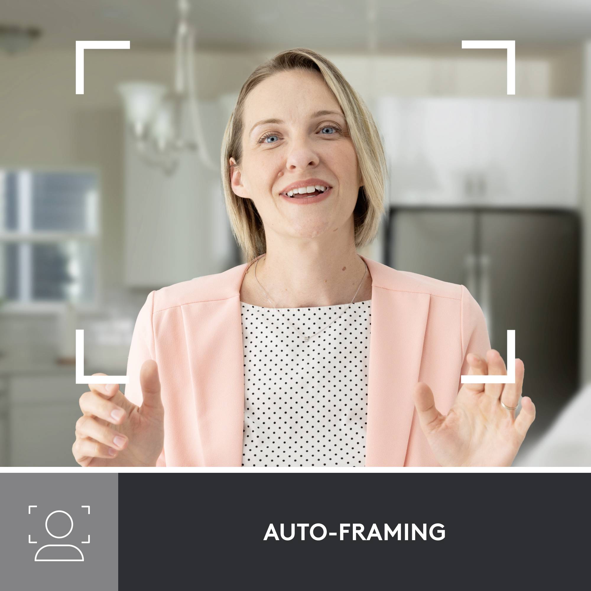 Person bei einem Videogespräch, umgeben von digitalem Rahmen, mit der Aufschrift 'Auto-Framing' unten. Sie trägt einen rosa Blazer.