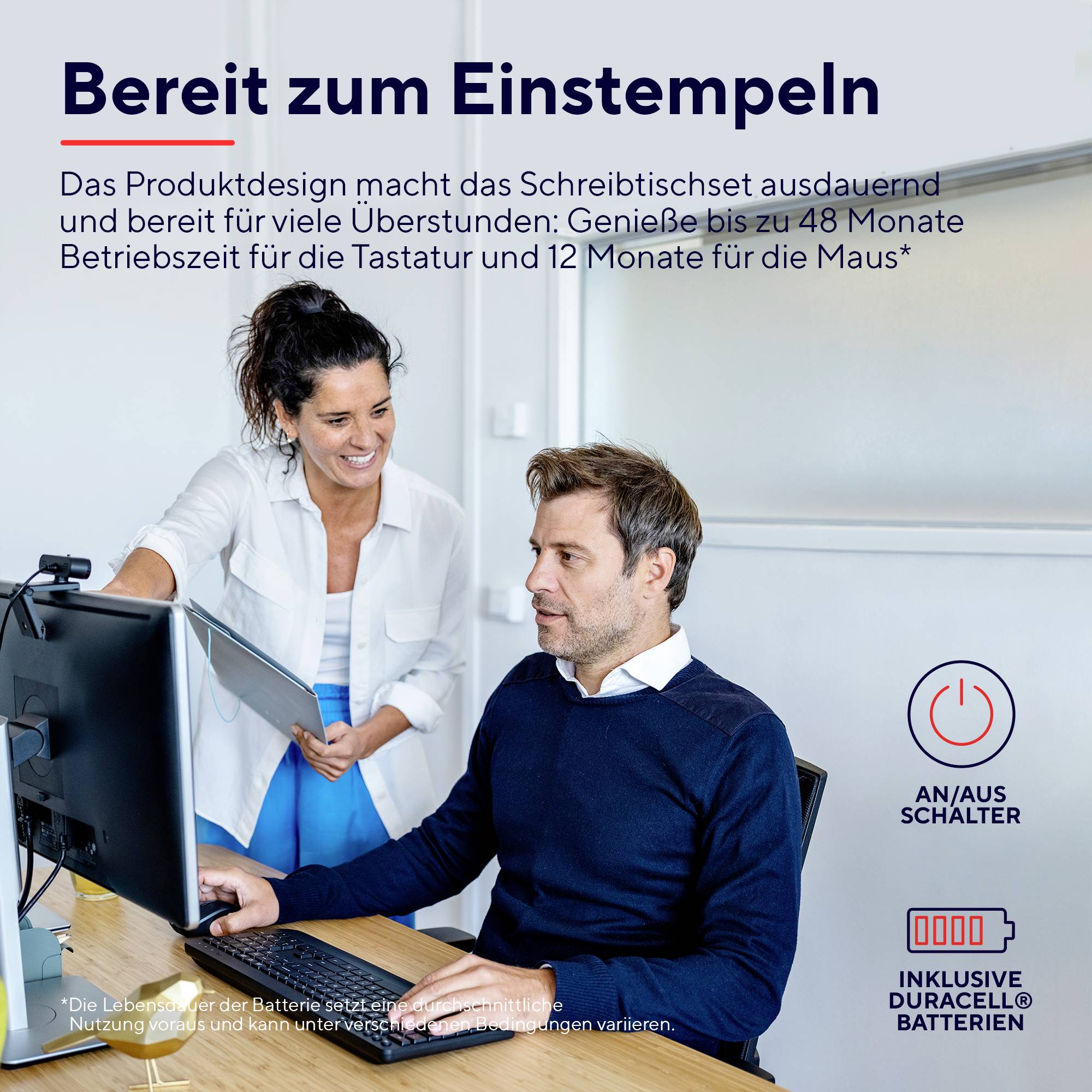 'Bereit zum Einstempeln': Zwei Personen am Schreibtisch, einer sitzt am Computer, die andere steht daneben lächelnd. Text erklärt lange Batterielebensdauer für Tastatur und Maus.