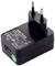 Schwarzes USB-Ladegerät mit EU-Stecker und aufgedruckten technischen Spezifikationen. Benutzt zum Aufladen von elektronischen Geräten.