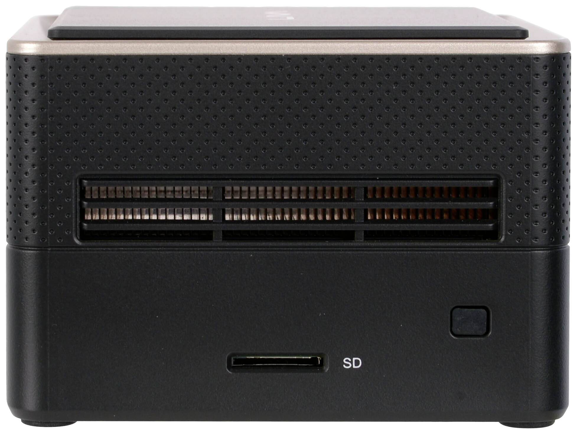 Kompakter, quadratischer Computer mit schwarzem Gehäuse, Lüftungsschlitzen vorne und einem SD-Karten-Slot.