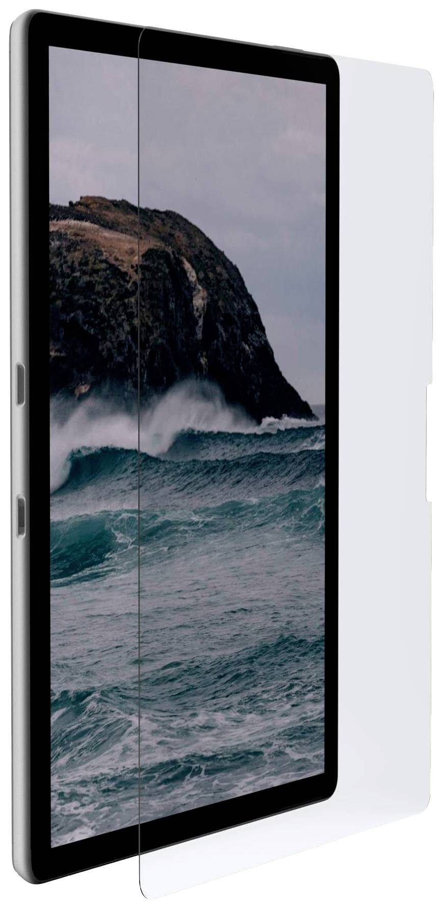 'Ein Tablet mit Displayschutz zeigt das Bild eines felsigen Küstenabschnitts mit Wellen im Meer unter einem bewölkten Himmel.'
