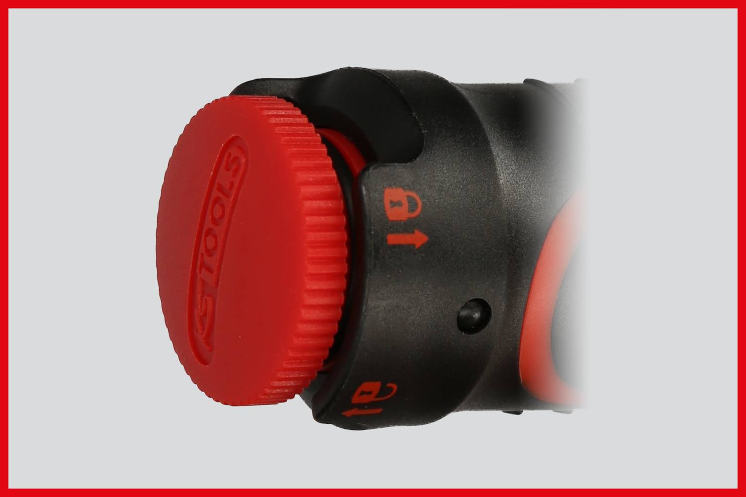 Nahaufnahme eines roten Drehknopfes mit Sperrsymbolen auf einem schwarzen Gehäuse.