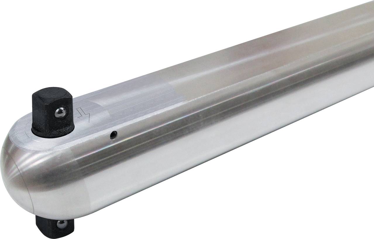 Silberne Metallrolle mit schwarzen Kunststoffenden, liegt horizontal. Die Oberfläche ist glatt und reflektiert leicht.