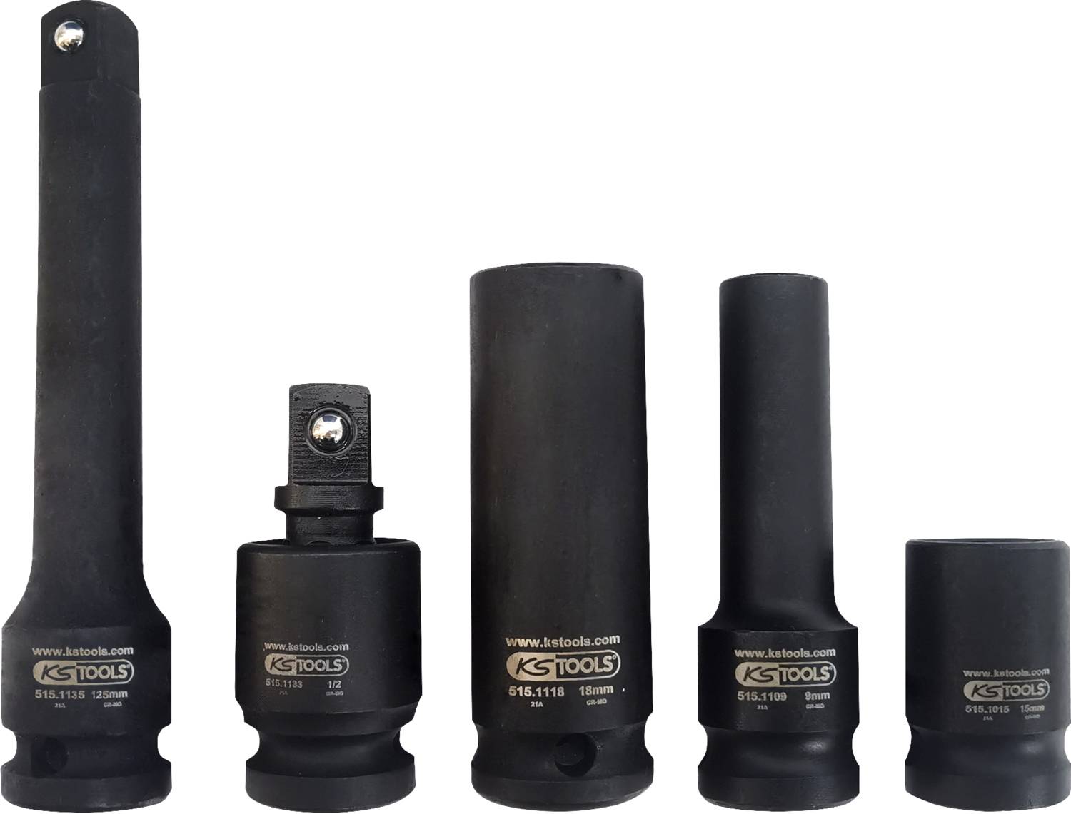 Stecknüsse und Verlängerungsadapter aus schwarzem Metall, die für den Einsatz mit Steckschlüsseln und Ratschen bestimmt sind.