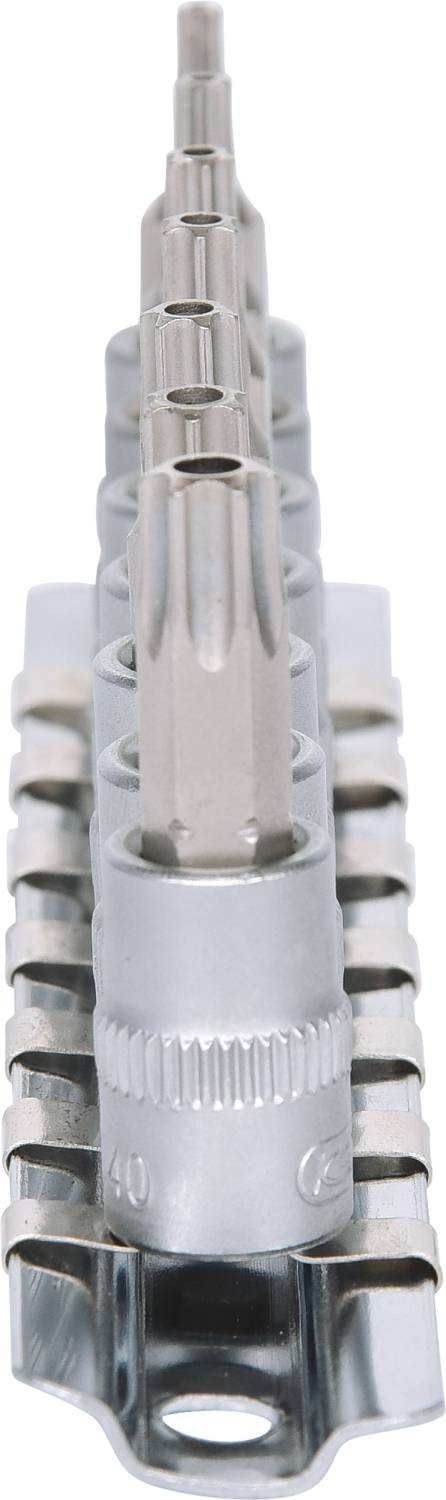 Mehrere Steckschlüsselbits in einer Halterung, aufgereiht in einer Reihe. Sie sind aus Metall und variieren in der Größe.