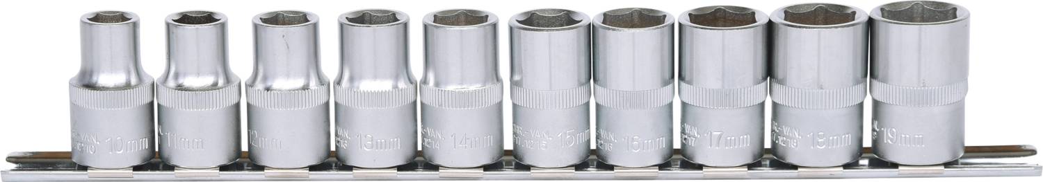 Ein Satz von zehn Stecknussaufsätzen in verschiedenen Größen, aufgereiht in einem Halter.