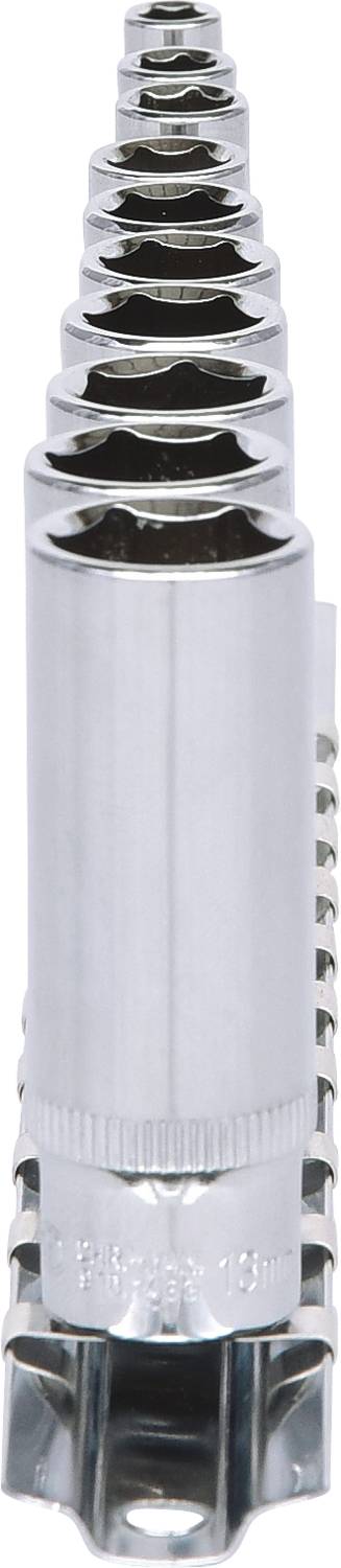 Ein Stapel von Steckschlüsseleinsätzen, angeordnet in einer aufsteigenden Reihe. Sie sind glänzend und aus Metall, von kleiner nach größer.