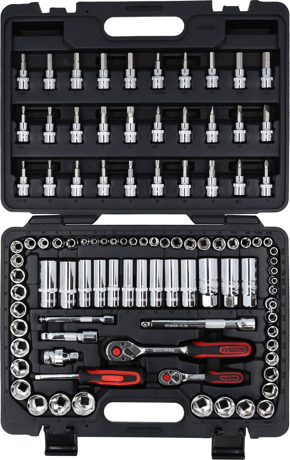 Werkzeugkoffer mit verschiedenen Steckschlüsseln, Ratschenschlüsseln und Verlängerungen. Organisiert in geordneten Reihen.