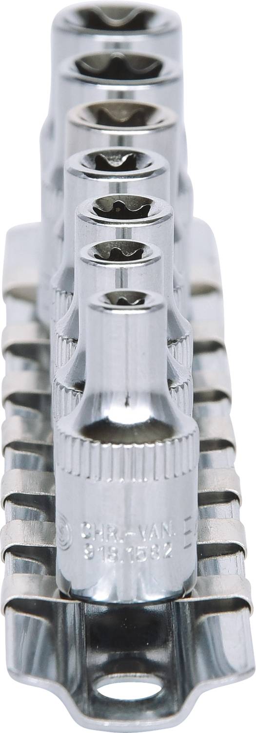 Ein Satz Steckschlüsseleinsätze in verschiedenen Größen, aus Metall, auf einem Halter angeordnet.