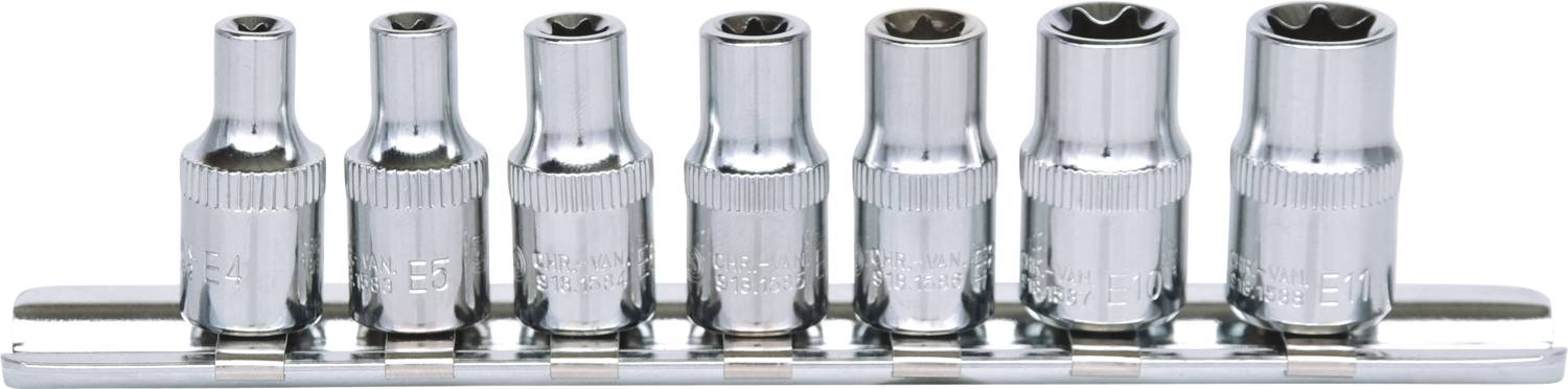 Eine Reihe von sieben silbernen Torx-Stecknüssen in verschiedenen Größen, angeordnet auf einer Metallhalterung.
