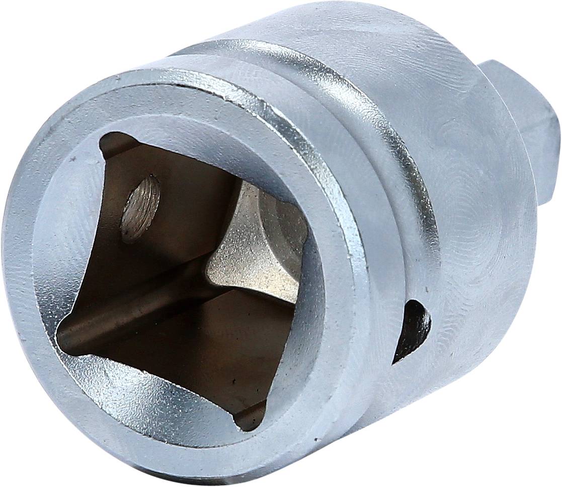 Ein silberner Steckschlüsseladapter aus Metall, zylindrische Form mit quadratischer Öffnung.