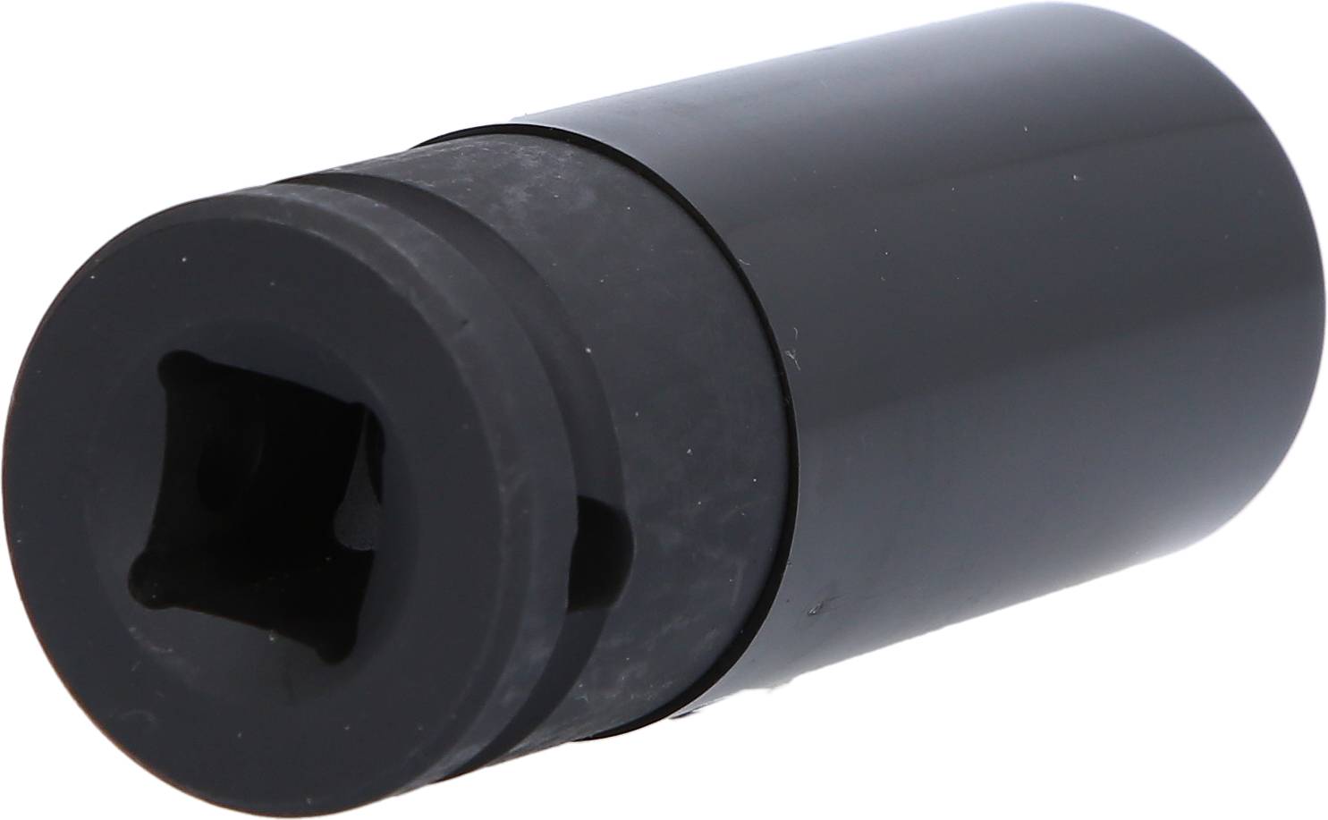 Schwarzer zylindrischer Adapter, vermutlich für Werkzeug oder Maschine, mit quadratischem Innenprofil an einem Ende.
