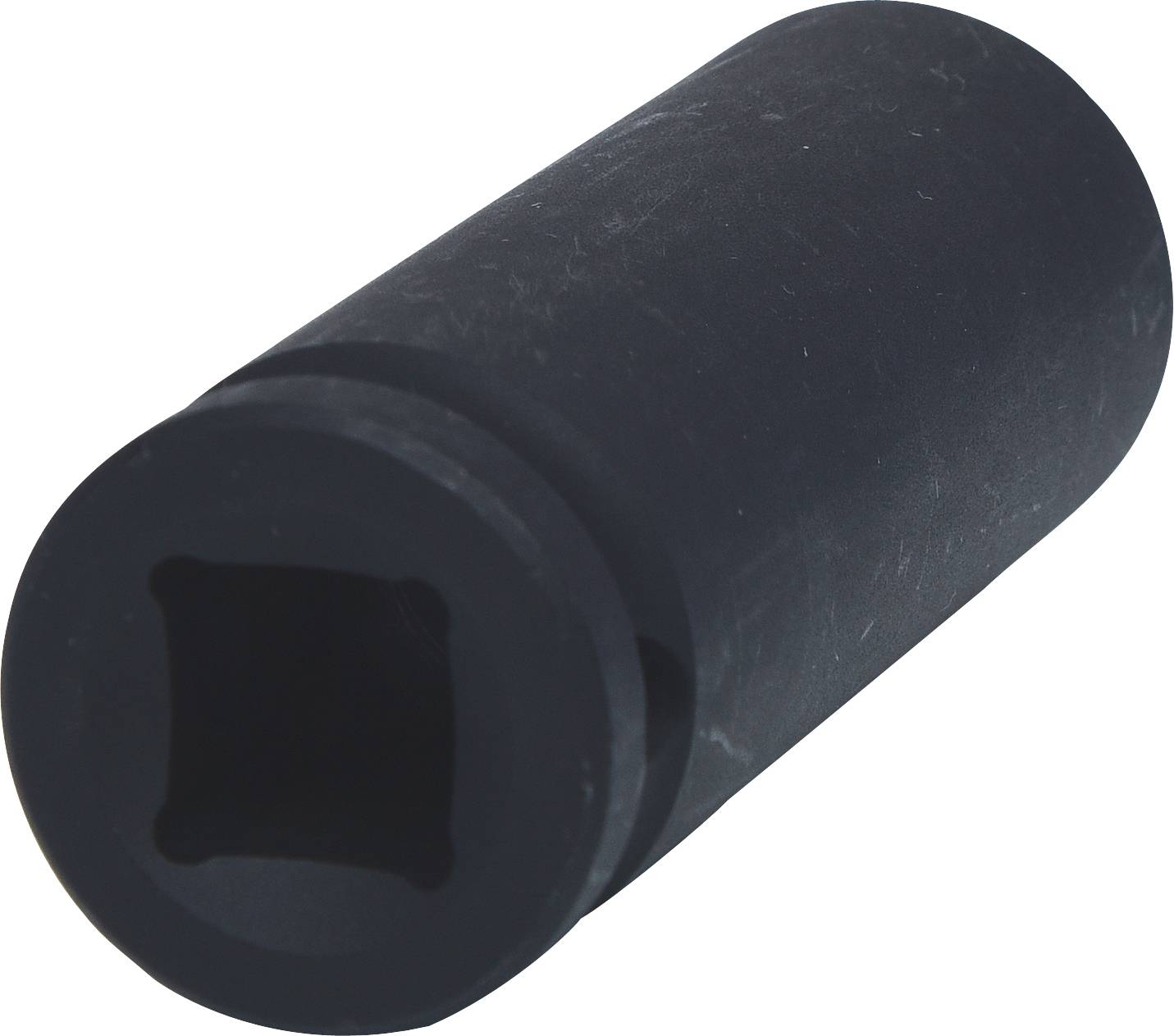 Eine schwarze Metallstecknuss mit quadratischem Loch an einem Ende. Verwendung für Drehmomentschlüssel oder Ratschen zur Befestigung.