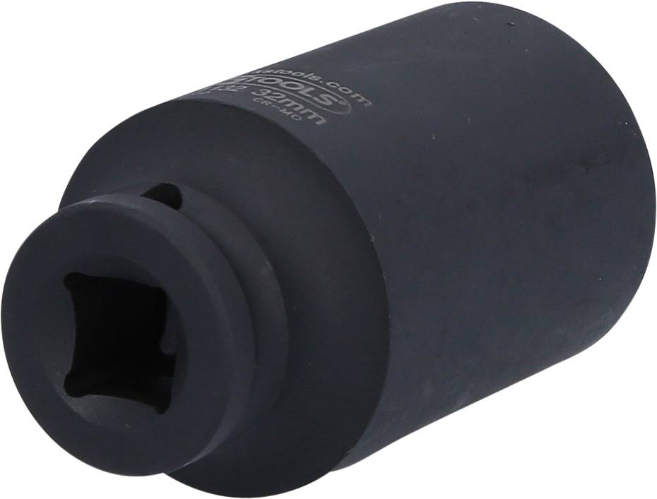 Eine schwarze Stecknuss aus Metall, zylindrische Form, mit quadratischer Öffnung zum Anziehen oder Lösen von Schraubenmuttern.