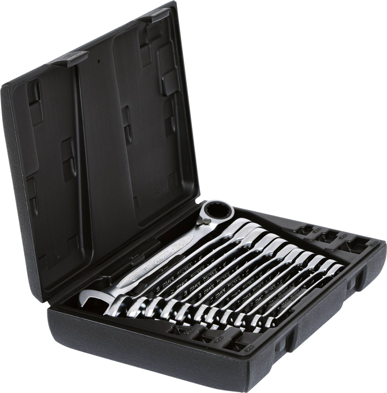 Ein offener schwarzer Werkzeugkoffer mit mehreren glänzenden Schraubenschlüsseln, die ordentlich in Fächern angeordnet sind.