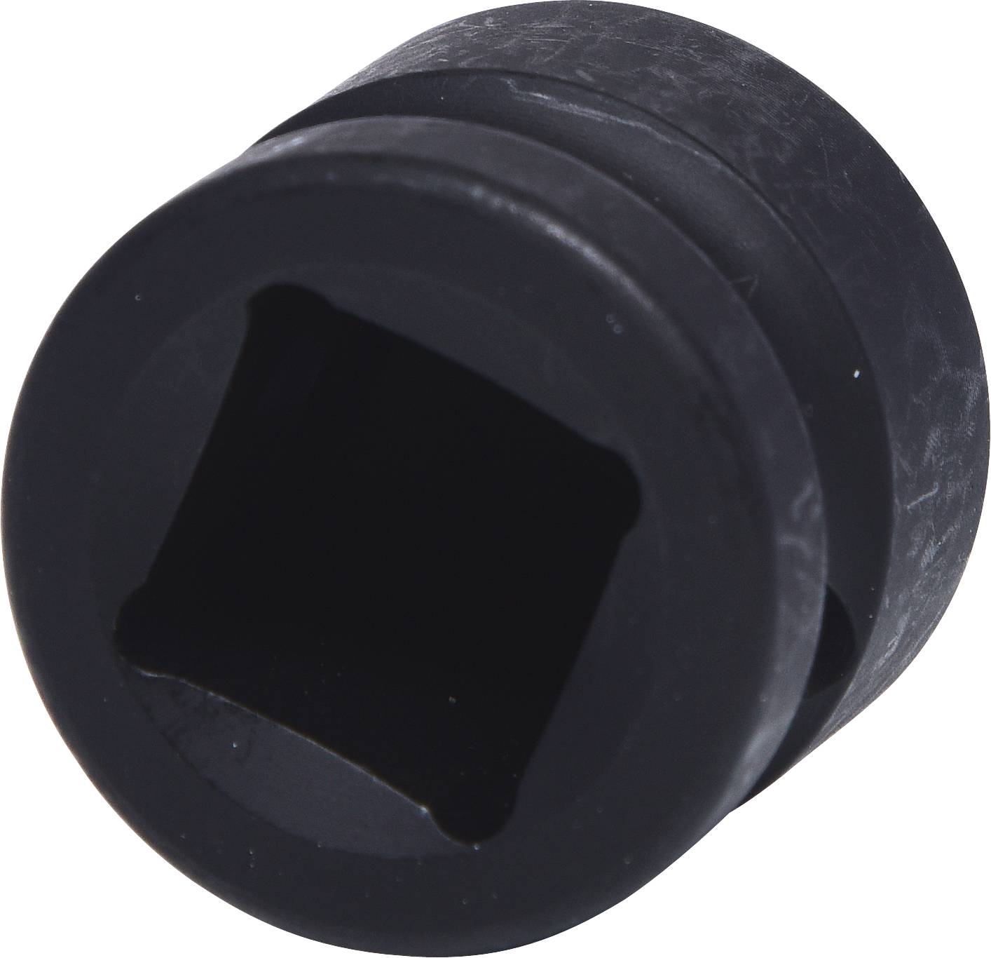 Ein schwarzer, zylindrischer Adapter mit einer quadratischen Öffnung in der Mitte, vermutlich für mechanische oder technische Zwecke.