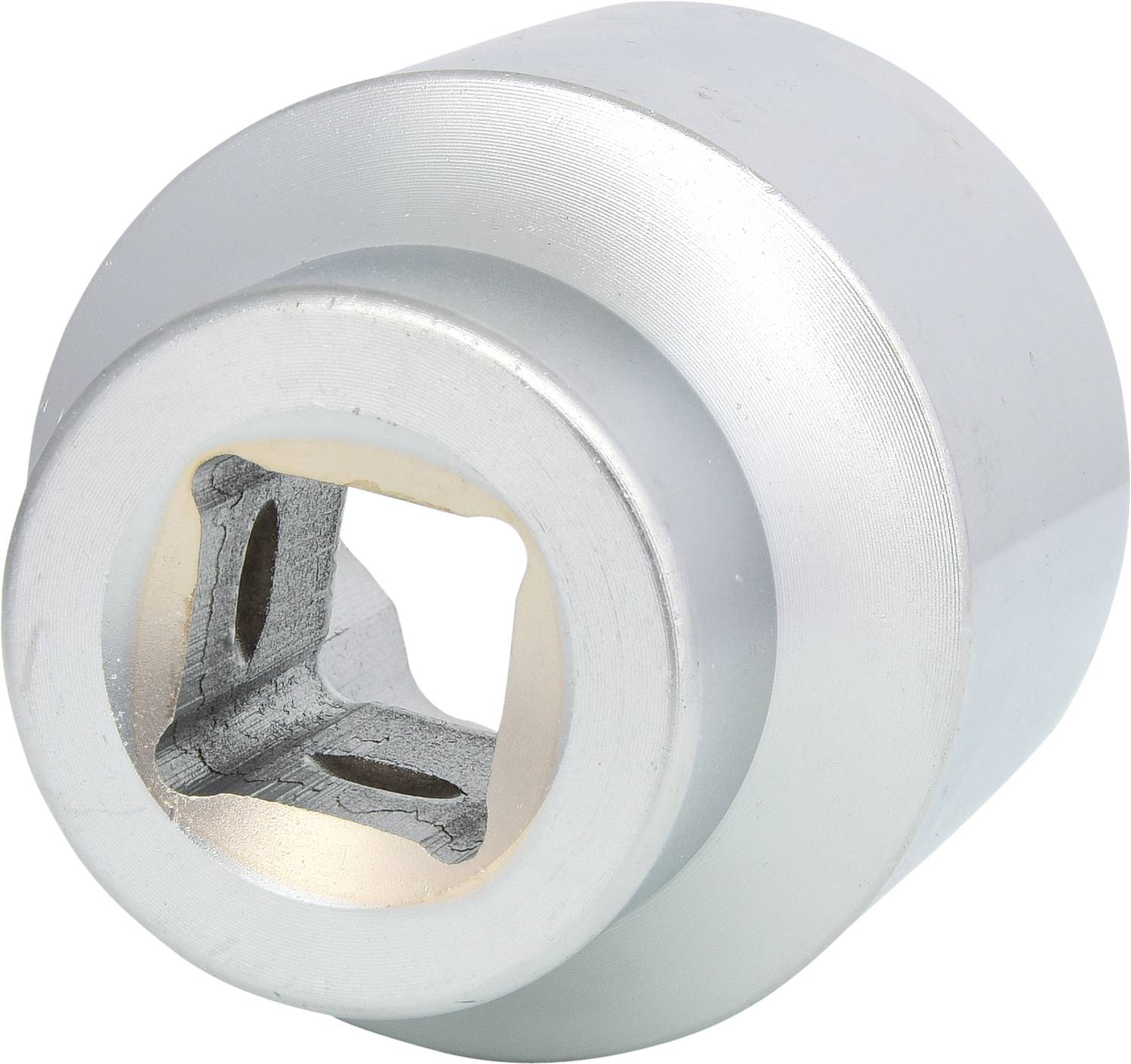 Ein silberner Metalladapter mit quadratischer Aussparung in der Mitte. Verwendet zur Verbindung von Werkzeugen oder Teilen.