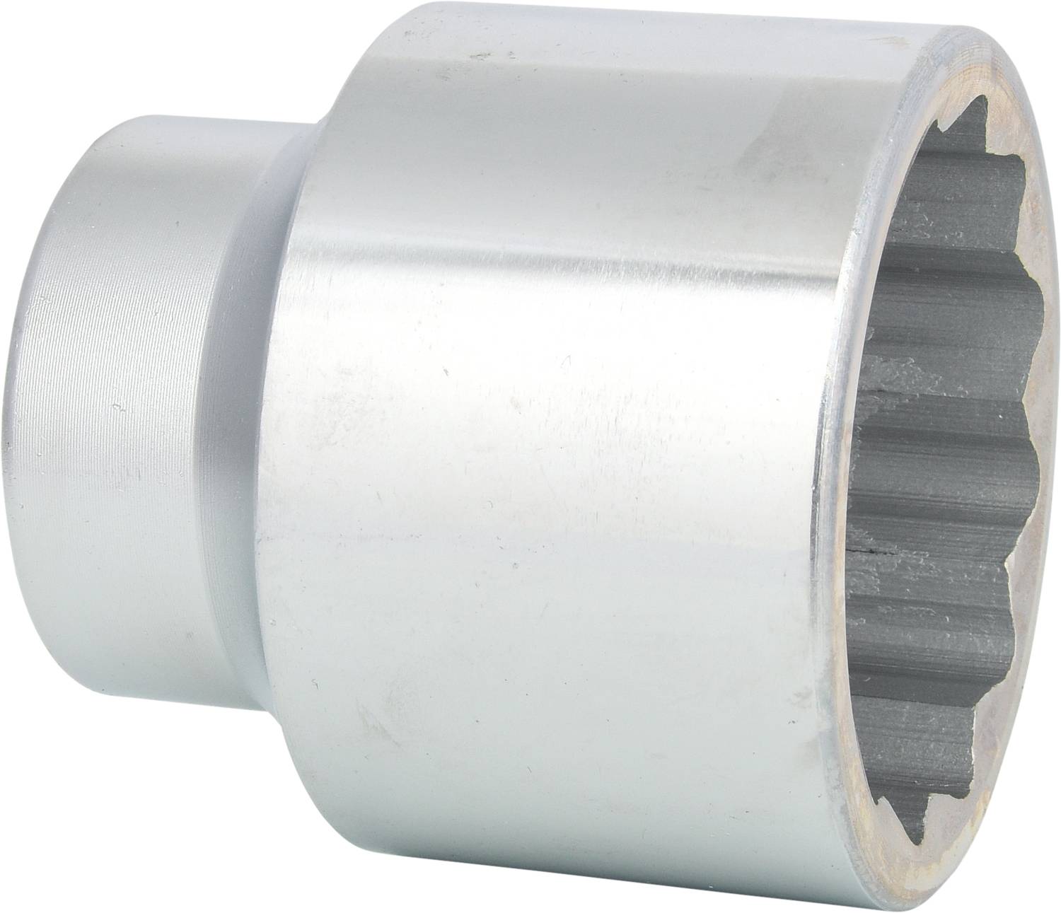 Ein silbernes Metallteil, zylindrisch geformt, mit einem geriffelten Innenbereich auf einer Seite. Geeignet für mechanische Verbindungen.