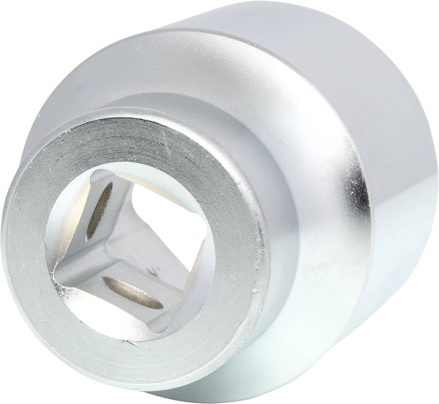 Ein silbernes, metallisches Autoteil in zylindrischer Form, möglicherweise eine Radmutterabdeckung, mit Öffnungen an der Vorderseite.