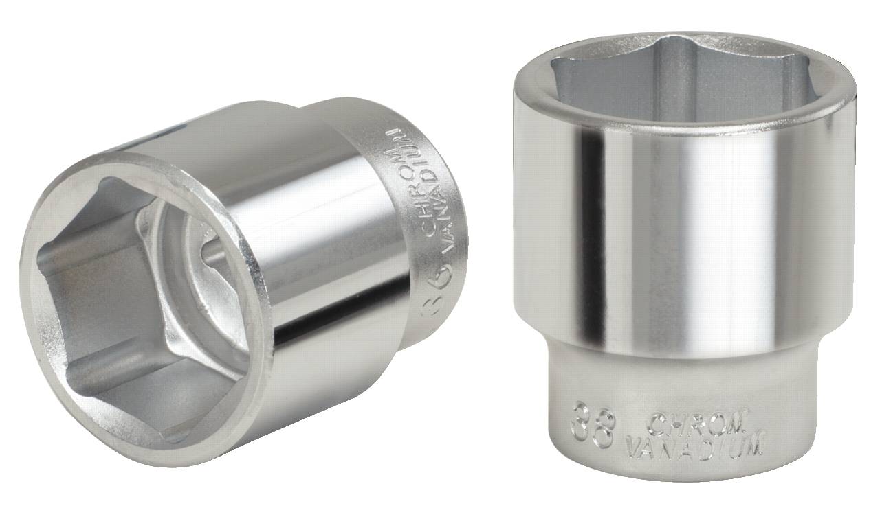 Zwei silberne Stecknüsse aus Chrom-Vanadium-Stahl, eine aufrecht stehend und die andere seitlich liegend, vor weißem Hintergrund.