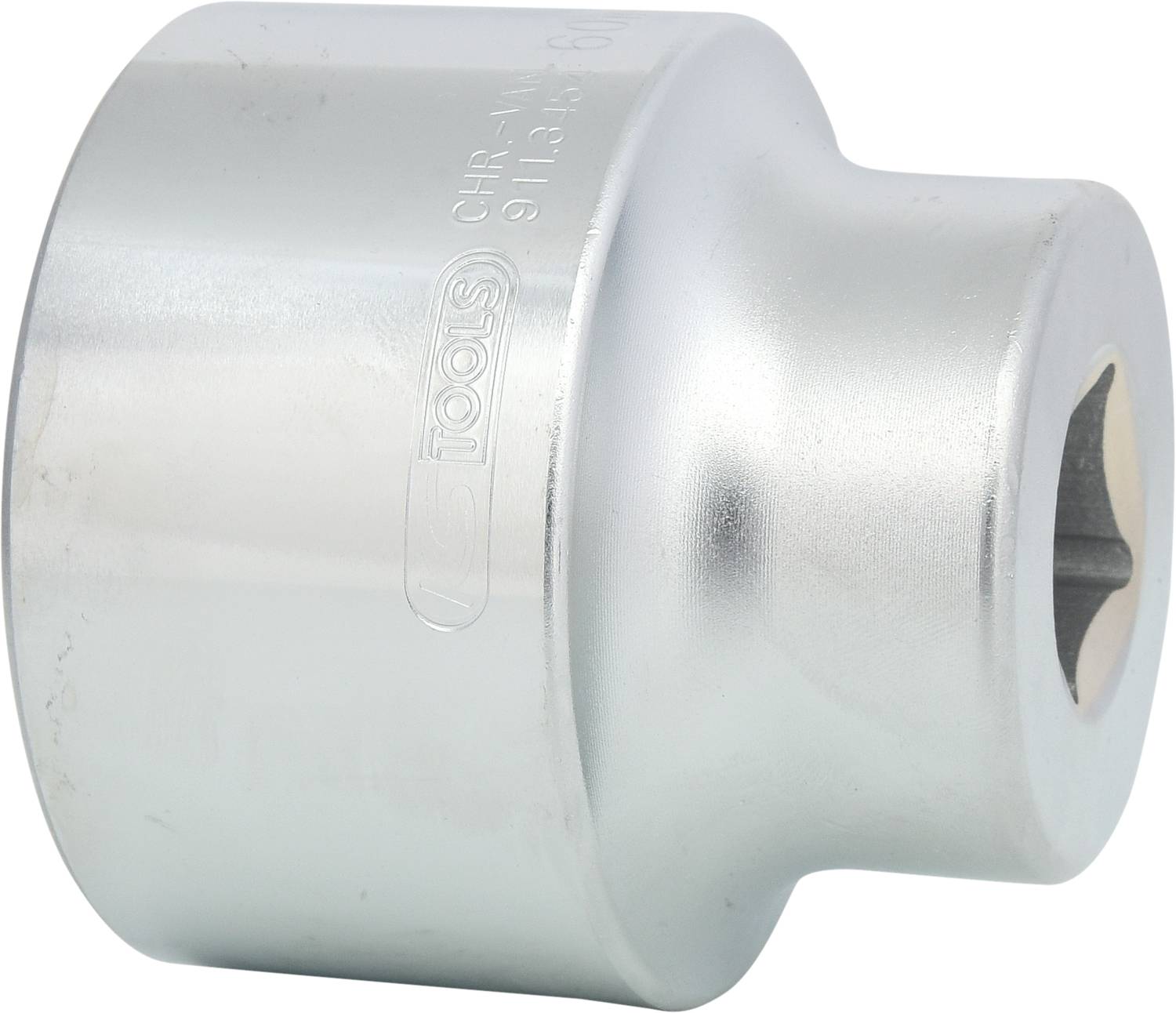 Metallische Stecknuss, verchromt, zylindrische Form, mit sechseckiger Öffnung; Werkzeug zum Drehen von Muttern und Schrauben.