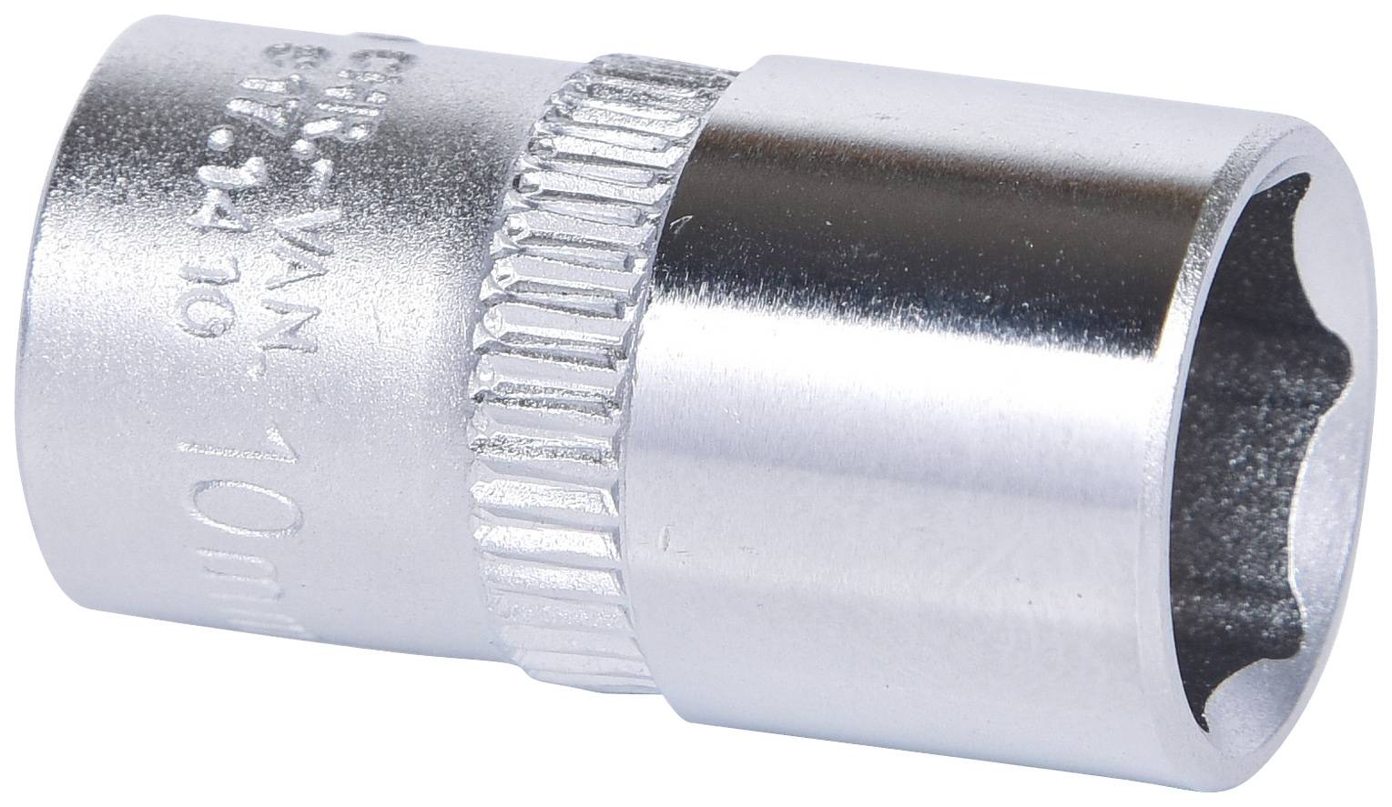 Eine silberne Stecknuss aus Metall mit gerändeltem Griffbereich, vermutlich Teil eines Werkzeugsatzes zur Anwendung bei Schraubarbeiten.