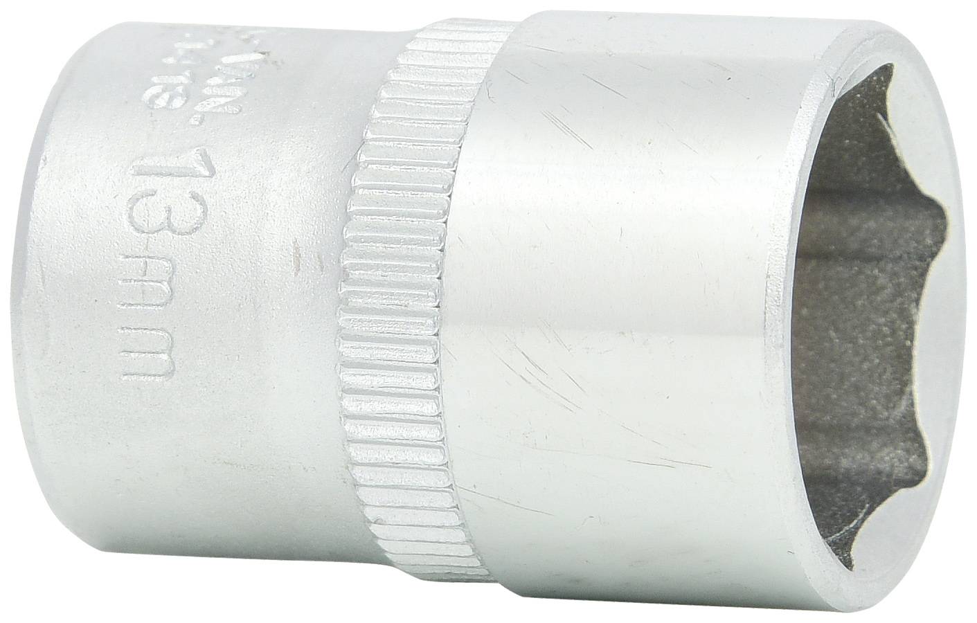 Eine silberne Stecknuss, 13 mm, aus Metall, mit geriffeltem Ring zur besseren Griffigkeit.