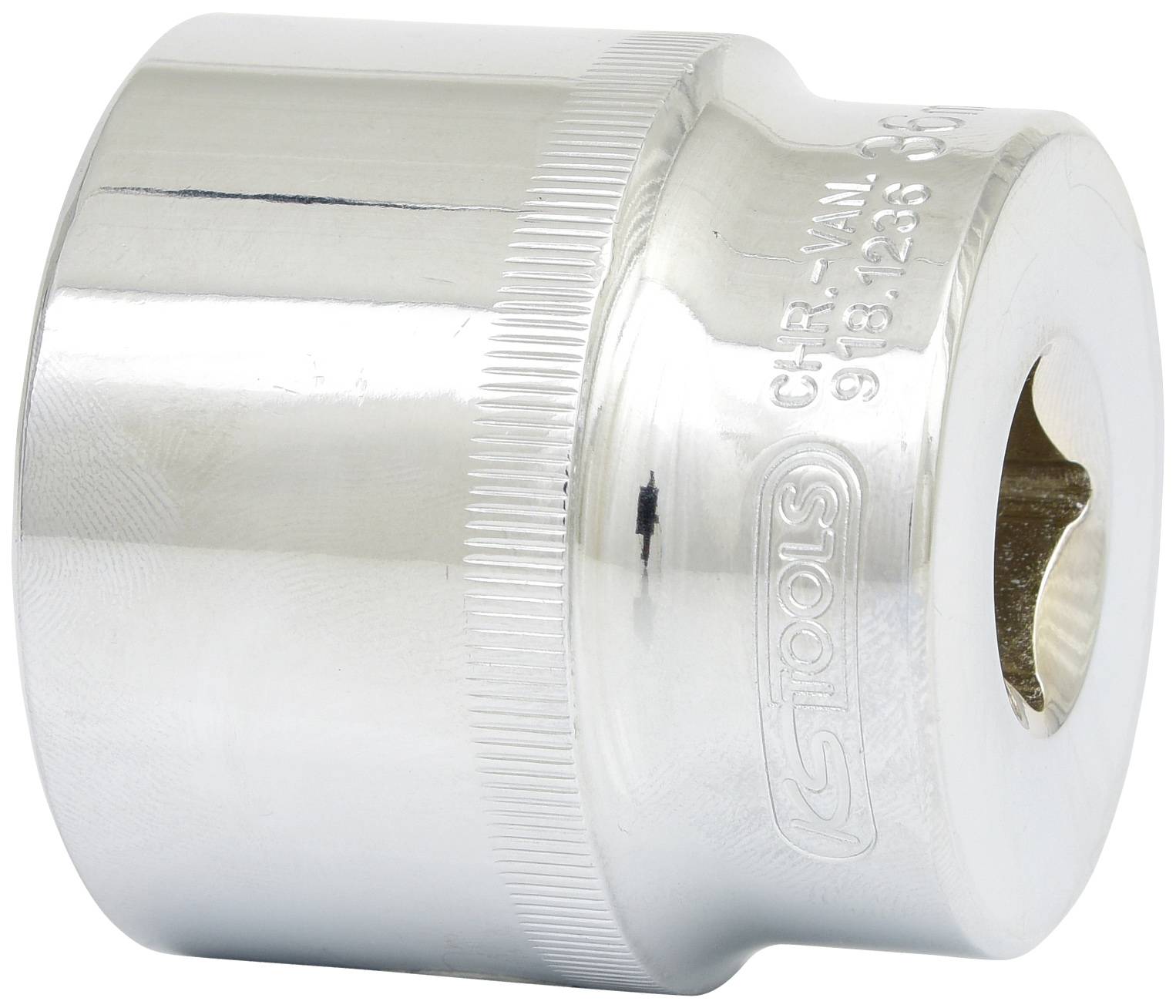 Metallische Steckschlüssel-Nuss mit eingeprägter Größenangabe und seitlichen Einkerbungen zur besseren Handhabung.