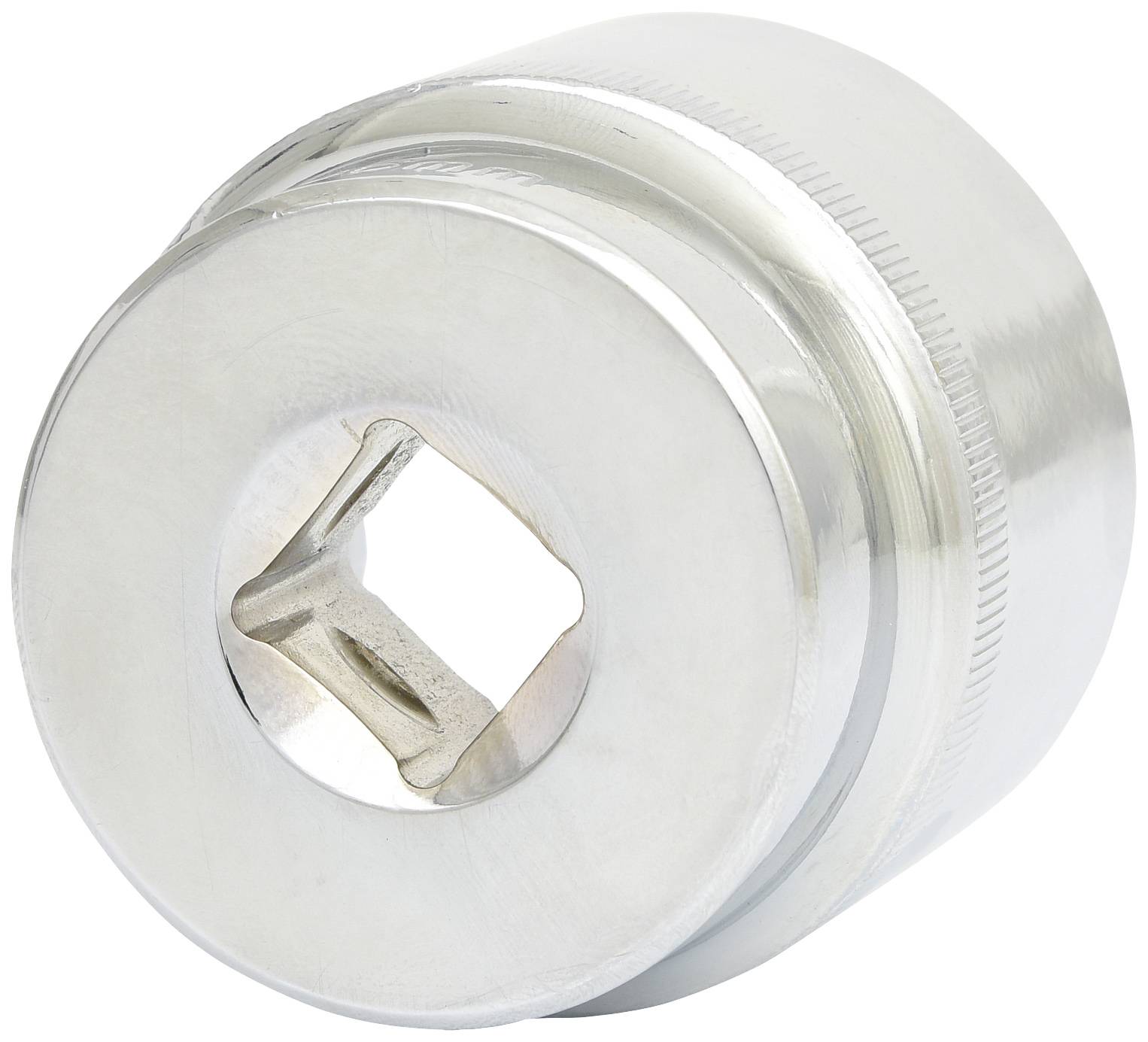 Ein silberfarbenes Metallwerkzeug mit einem quadratischen Hohlraum, wahrscheinlich ein Steckschlüsselaufsatz.