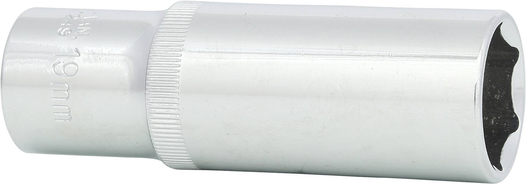 Ein silberfarbener Steckschlüssel, 19 mm, mit geriffeltem Griff für besseren Halt.
