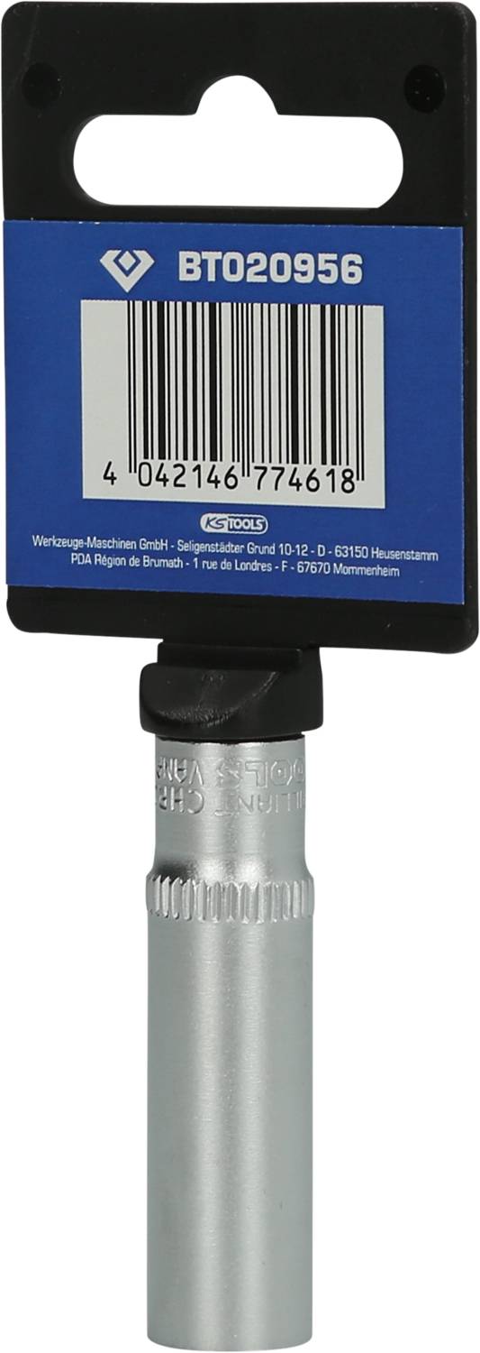 'BT020956' auf blauem Karton mit Barcode, über einem silbernen Werkzeug mit geriffeltem Griff, ideal für Präzisionsarbeiten.