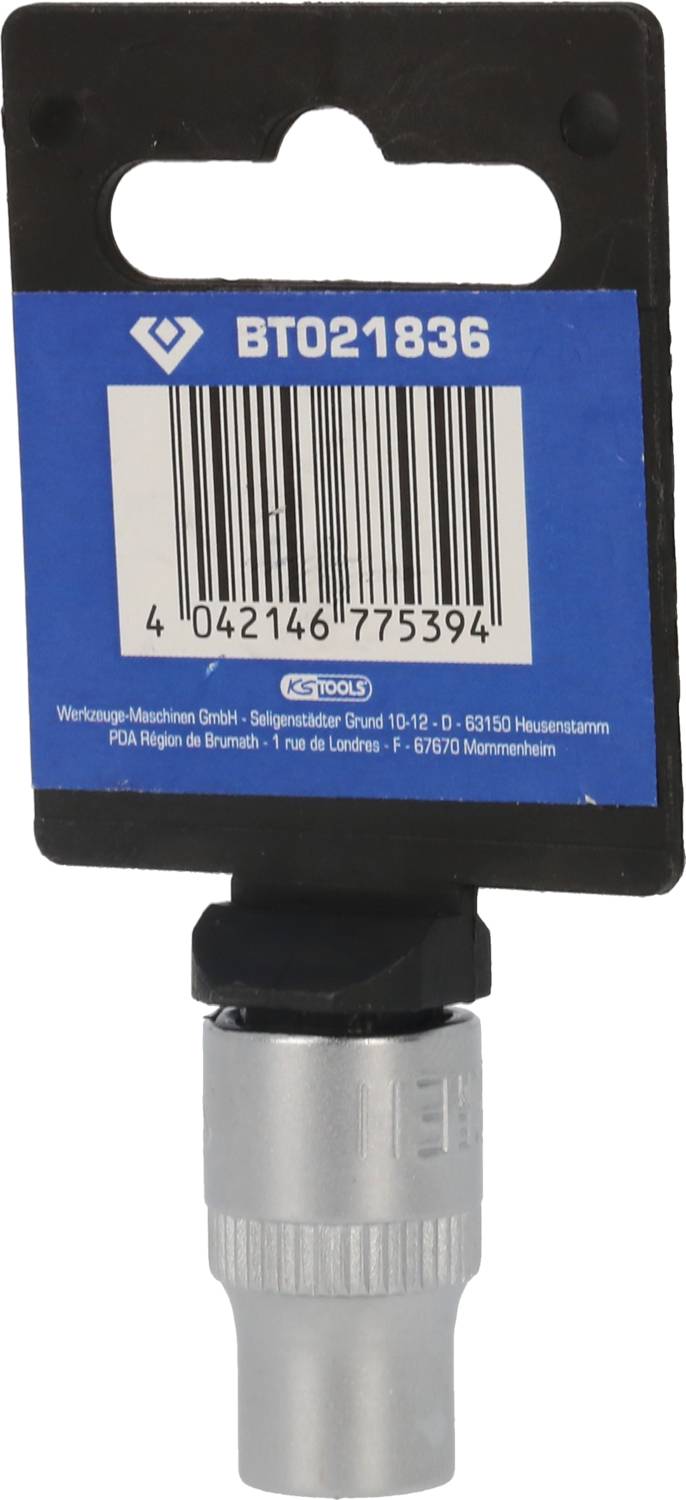 Steckaufsatz mit blauem Etikett, Barcode, und der Nummer 'BT021836'. Darunter silberner Steckschlüsselteil, Werkzeugzubehör.