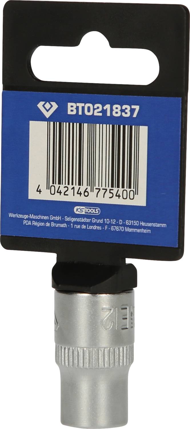 Eine silberne Stecknuss mit einer blauen Verpackung. Darauf ist ein Barcode sowie die Nummer 'BT021837' zu sehen.