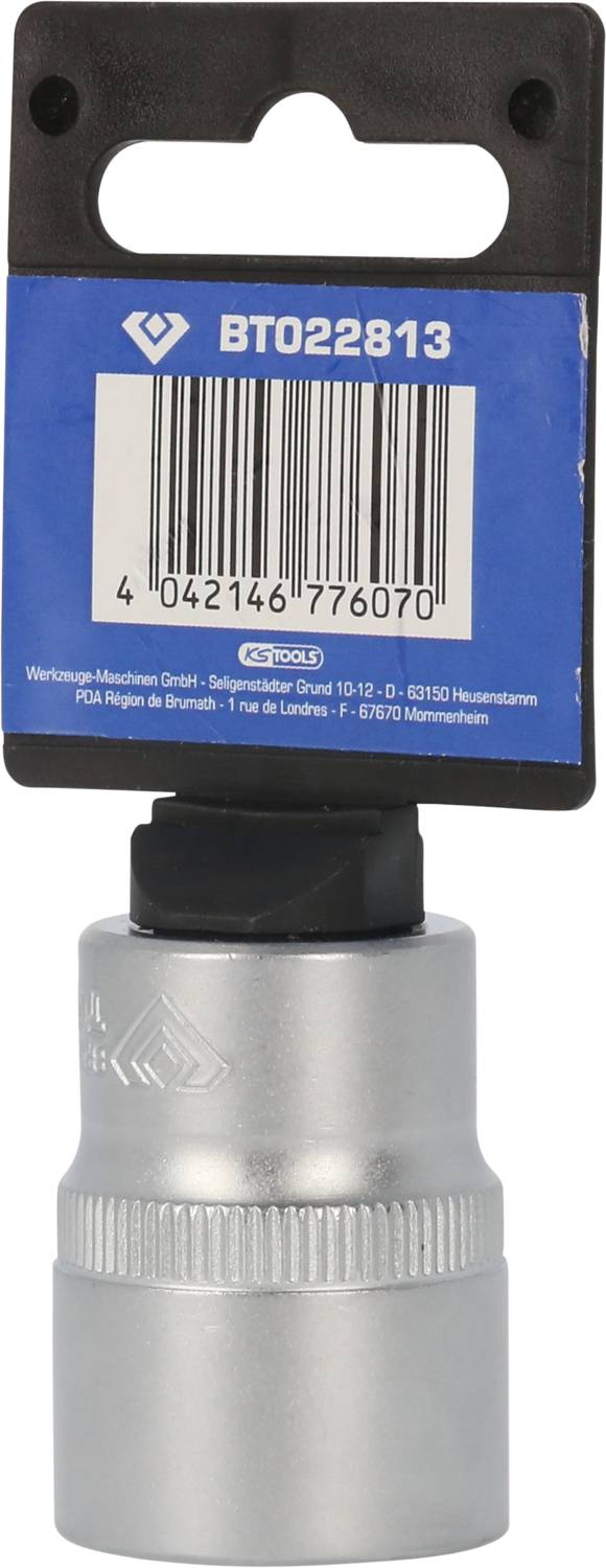 Ein silberner Steckschlüssel mit einer schwarzen Halterung und einem blauen Etikett mit der Aufschrift 'BTO22813' und Barcode.